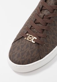 MICHAEL Michael Kors KEATON LACE UP - Αθλητικά παπούτσια - brown
