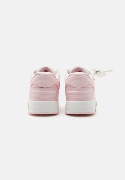 Paire de baskets Off-White roses vues de dos, avec des semelles blanches et un zip tie signature attaché à la chaussure droite.