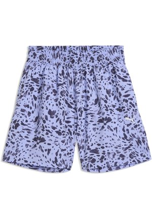 Lichtpaarse sportshorts met zwarte onregelmatige vlekken en een elastische tailleband, voorzien van een kleine witte Puma-logo op het rechterbeen.