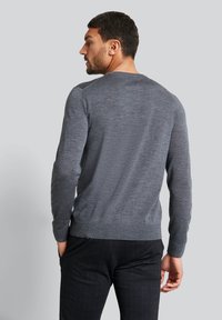 Grauer Strickpullover mit rundem Halsausschnitt, gerippten Bündchen und Saum, mit einer subtilen Textur und schmaler Passform.