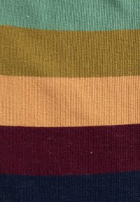 Mehrfarbiger Streifenstoff mit horizontalen Bändern in Grün, Oliv, Pfirsich, Burgunderrot und Marineblau, mit einem strukturierten, gestrickten Muster.
