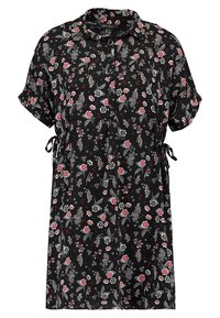 Schwarzes Hemdkleid aus leichtem Material mit einem floralen Muster in Rot und Weiß. Kurze Ärmel mit Bindebändern, durchgehende Knopfleiste.
