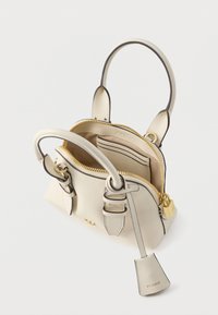 Pequena bolsa de couro creme com ferragens douradas, alças duplas superiores, fecho com zip e compartimentos internos para cartões. Acentuada com bordas escuras.