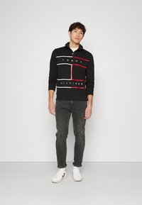 Tommy Hilfiger LARGE FLAG ZIP MOCK - Camisola - black