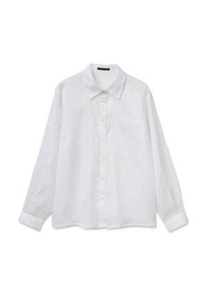 Chemise blanche à manches longues avec col pointu et une seule poche poitrine, présentée à plat sur fond blanc.