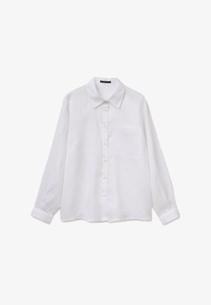 Camicia bianca a maniche lunghe con bottoni, colletto a punta e una tasca sul petto, mostrata distesa su sfondo bianco.