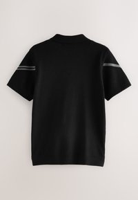 Chemise en maille noire à manches courtes avec un petit col et deux fines rayures grises sur chaque manche, vue de dos sur un fond clair.