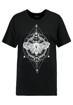 Czarny bawełniany t-shirt z białym graficznym wzorem przedstawiającym ćmę w obrębie geometrycznych kształtów i symboli, w tym trójkątów i kół.