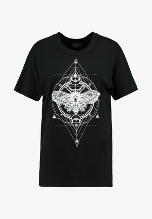 Must värvi puuvillane T-särk, millel on valge graafiline disain, kus on kujutatud ööliblikat geomeetriliste kujundite ja sümbolite, sealhulgas kolmnurkade ja ringide seas.