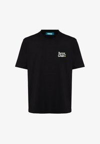 Camiseta negra de manga corta y cuello redondo con pequeño texto blanco y amarillo "Barrow The Love For Crew" en el lado izquierdo del pecho.