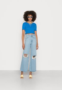 ONLY ONLHOPE WIDE REA - Calças de ganga de corte relaxado - light blue denim