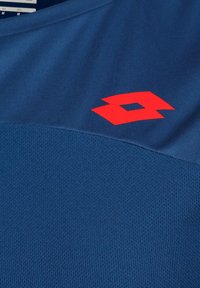 Maglietta sportiva blu navy con una lavorazione testurizzata. Presenta un logo rosso ben visibile sul davanti, realizzata in tessuto traspirante.