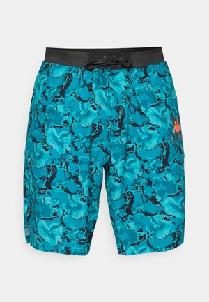 Turkio spalvos maudymosi šortai su juodu juosmeniu, turinčiu raištelį, dekoruoti sukasi abstrakčiu raštu ir oranžine logotipo akcentu.