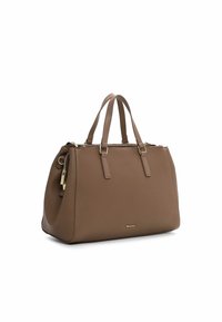 Braune Lederhandtasche mit zwei oberen Griffen, rechteckiger Form, Reißverschluss, goldfarbene Hardware und geprägtem Markenlogo auf der Vorderseite.