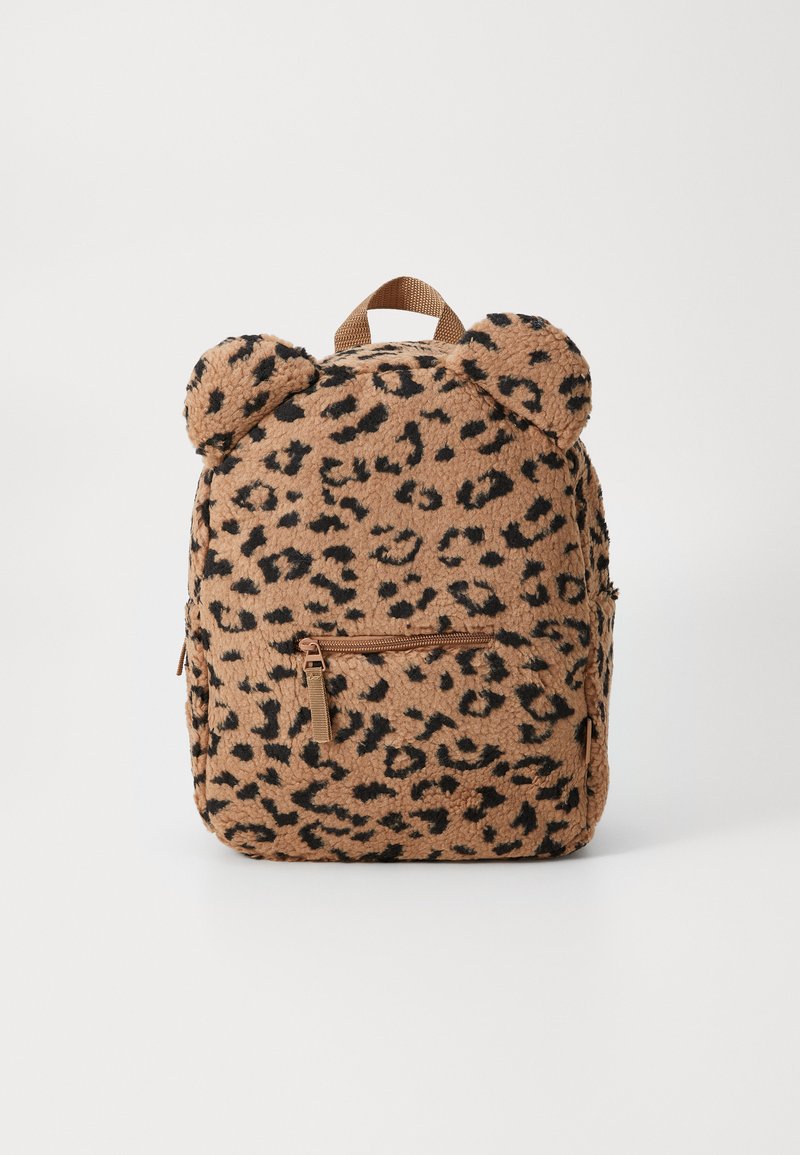 Rucsac călduros, de culoare maro, cu imprimeu leopard, având urechi rotunde, un maner de sus și un buzunar frontal cu fermoar. Suprafață texturată pe întreaga lungime.