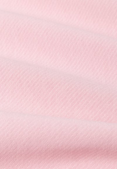 Tessuto rosa chiaro con una superficie liscia e textured, caratterizzato da sottili motivi intrecciati e pieghe che creano profondità e dimensione.