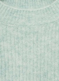 Ljusblått stickat tröjtyg med ribbad textur och rundad halsringning. Mjuk och luftig känsla med subtila nyansvariationer.