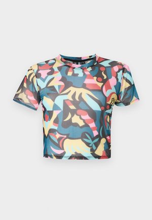 Kurzärmeliges, kurz geschnittenes T-Shirt mit einem mehrfarbigen abstrakten Muster. Hergestellt aus glattem, dehnbarem Stoff mit rundem Ausschnitt und lebendigen Farbtönen.