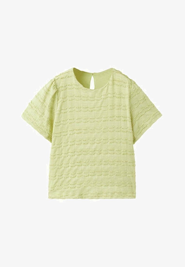 Svetlozelený top s krátkym rukávom, ktorý má textúrovaný dizajn so štvorcovým vzorom a otvoreným výstrihom na chrbte.