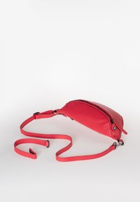 Borsa a tracolla rossa in pelle con chiusura a zip, tracolla regolabile, forma leggermente arrotondata e texture liscia.