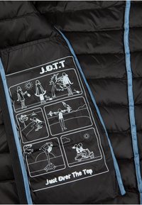 Zwart gewatteerd jack met een interieur dat witte illustraties van activiteiten toont, voorzien van een blauwe rand en het "J.O.T.T" logo aan de bovenkant.