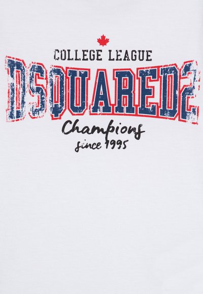 Camiseta de algodón blanca con texto audaz y desgastado en rojo, azul y negro: "COLLEGE LEAGUE DSQUARED2 CAMPEONES desde 1995," con una pequeña hoja de arce roja.