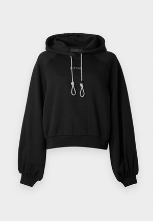 Μαύρο cropped φούτερ με κουκούλα και κορδόνι, με ελαστικά μανίκια και ριμπ τελείωμα. Στο μπροστινό μέρος φέρει διακριτική κεντημένη επιγραφή "EST. 1981".