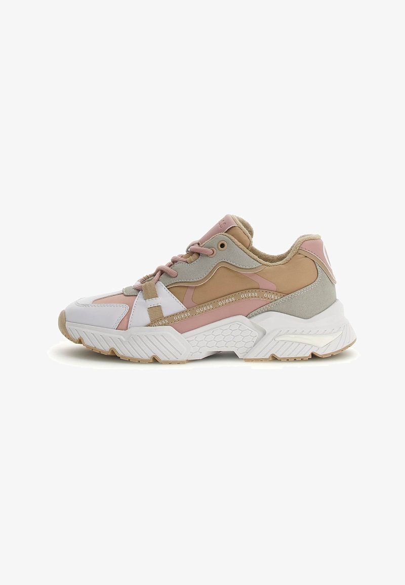 Aktiivsed spordijalanõud valge, roosa ja beeži värvilahendusega. Omab tekstuurset tallat ja mitme materjali kombinatsiooni pealosas, sealhulgas samet- ja võrgukangast aktsente.