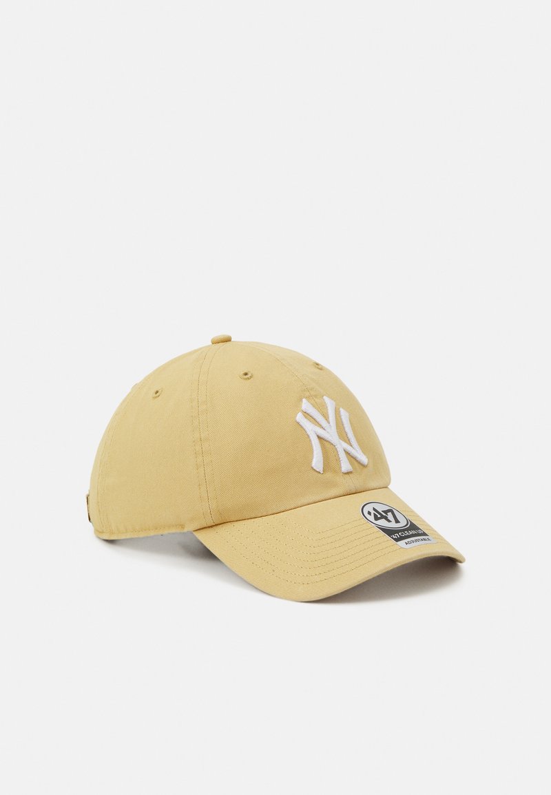 Gelbe Baumwollkappe mit einem weißen gestickten "NY"-Logo, gebogenem Schirm und einem Größenetikett auf der Frontpartie. Strukturierter Stoff mit Nahtdetails.