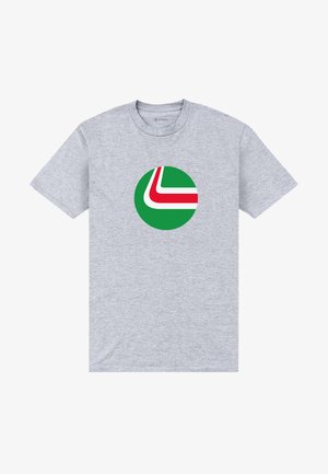 Szara bawełniana koszulka z krótkim rękawem i okrągłym zielonym logo z czerwonymi i białymi akcentami na środku przodu.