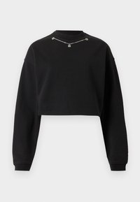 Svart avkortet sweatshirt med lange ermer og en liten sølvkjede-detalj nær halsen mot en hvit bakgrunn.