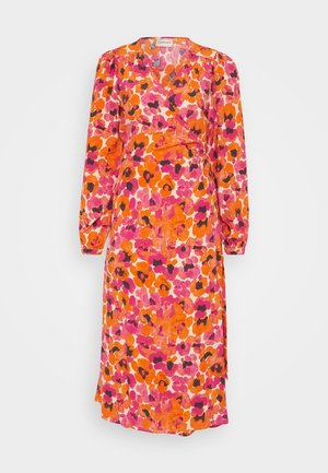 Innpakningskjole med et livlig blomsterprint i rosa, oransje og svarte nyanser. Laget av lett stoff, med lange ermer og v-hals.