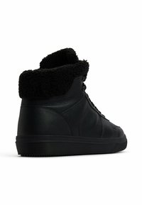 Czarne sneakersy typu high-top z syntetycznej skóry i sztucznym futerkiem na kołnierzu. Posiadają teksturowaną powierzchnię, sznurowane zapięcie oraz gumową podeszwę.