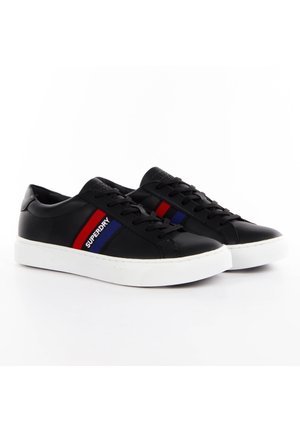 Coppia di sneakers nere low-top con suole bianche, strisce laterali rosse e blu e logo "SUPERDRY" sul lato.