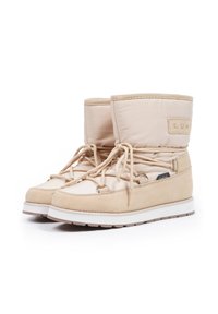Bottes imperméables beiges avec un haut rembourré, des accents en daim et des semelles blanches contrastantes. Les caractéristiques incluent un système de laçage et un détail de logo sur le côté.