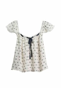 Bílá halenka s odhalenými rameny s malým černým květinovým potiskem, krajkovým lemem na rukávech a černou stužkou u výstřihu.