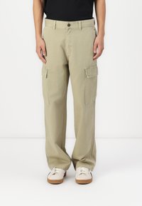 Pantalones cargo color caqui claro, fabricados en algodón, con un corte relajado, bolsillos laterales y cierre de botón en la cintura.