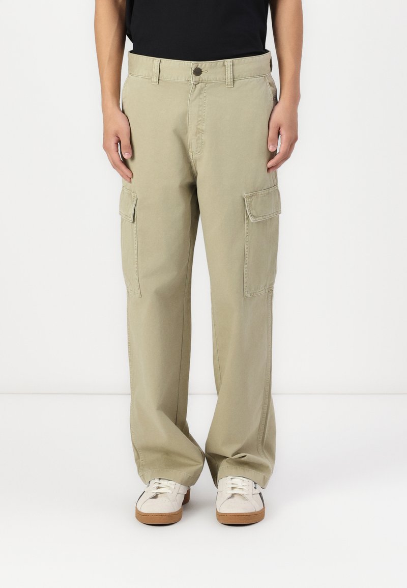 Pantalones cargo color caqui claro, fabricados en algodón, con un corte relajado, bolsillos laterales y cierre de botón en la cintura.