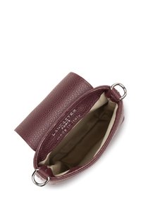 Borsa in pelle bordeaux con esterno testurizzato, hardware in argento e fodera interna beige. Presenta una apertura superiore con una patta.