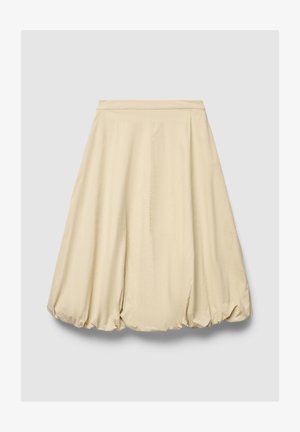 Gonna a palloncino beige con orlo arricciato, caratterizzata da una texture liscia. Progettata con una cintura ampia e sottili aperture laterali.