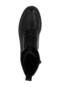 Stivaletto in pelle nera con punta rotonda, lacci frontalmente e zip laterale, con una cucitura in contrasto color tan lungo la suola.