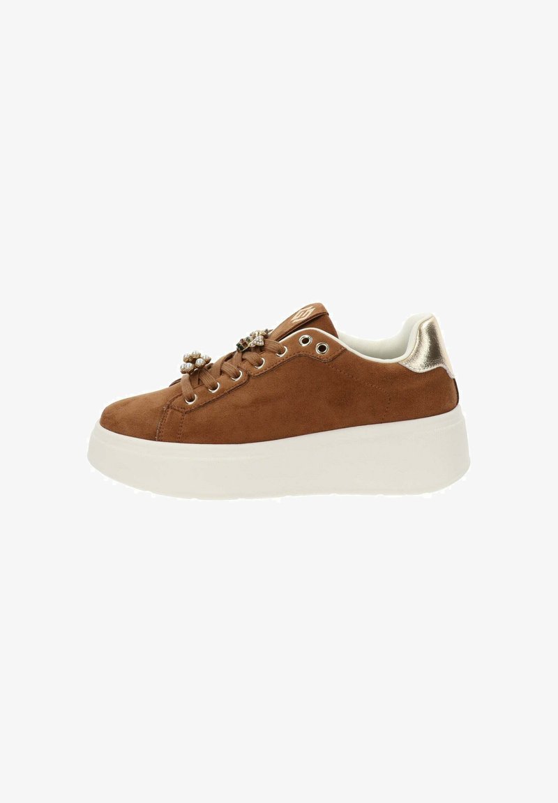 Baskets en daim marron avec une semelle blanche plateforme. Comprend des œillets et des embellissements décoratifs sur les lacets. Accent métallique au niveau du talon.