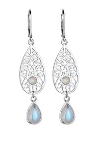 Silberne Filigran-Ohrringe mit einem runden Mondstein und einem tropfenförmigen Mondstein-Akzent, die filigrane Wirbel und ein elegantes Design zeigen.