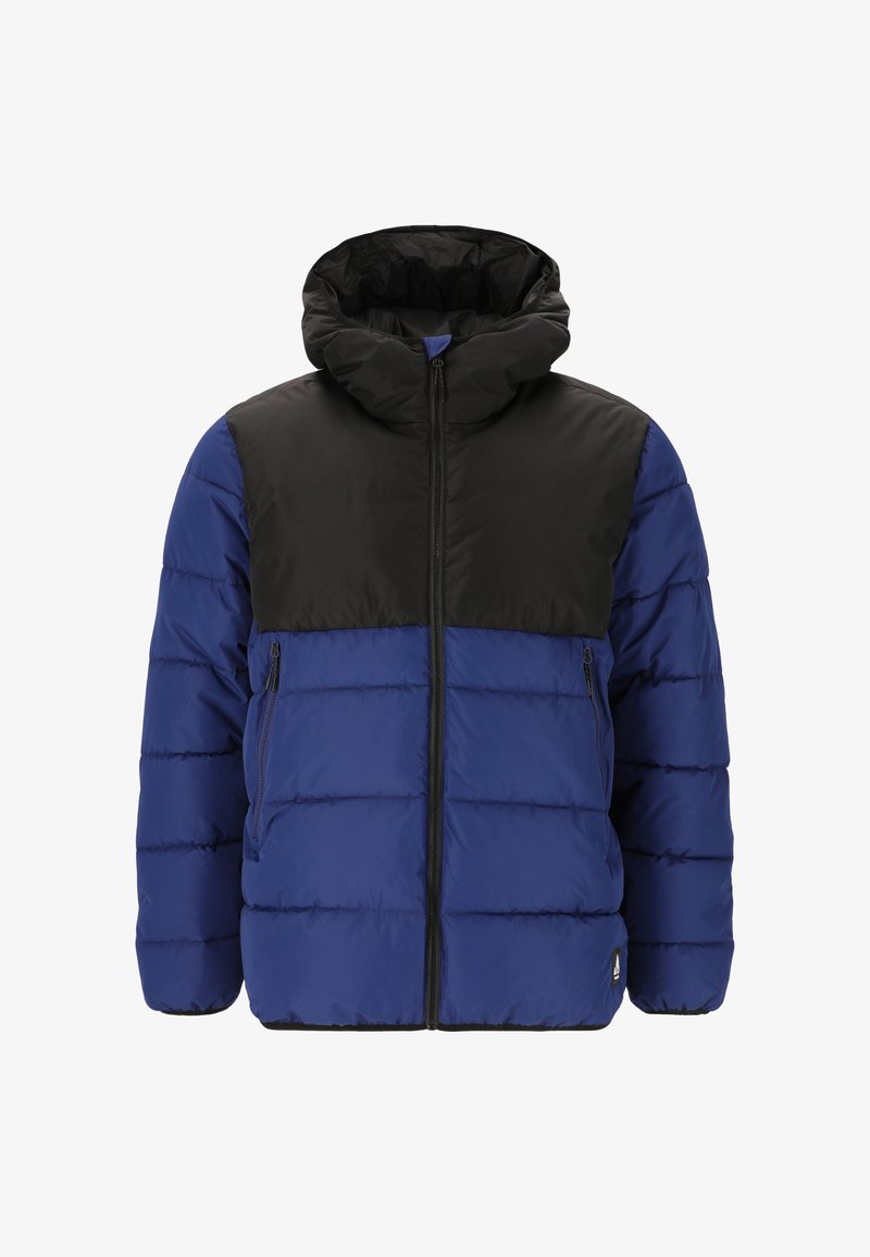 Blå og sort puffy jakke med hætte, lynlåslukning foran, vandret quiltet mønster og sidelommer. Har en høj krave.