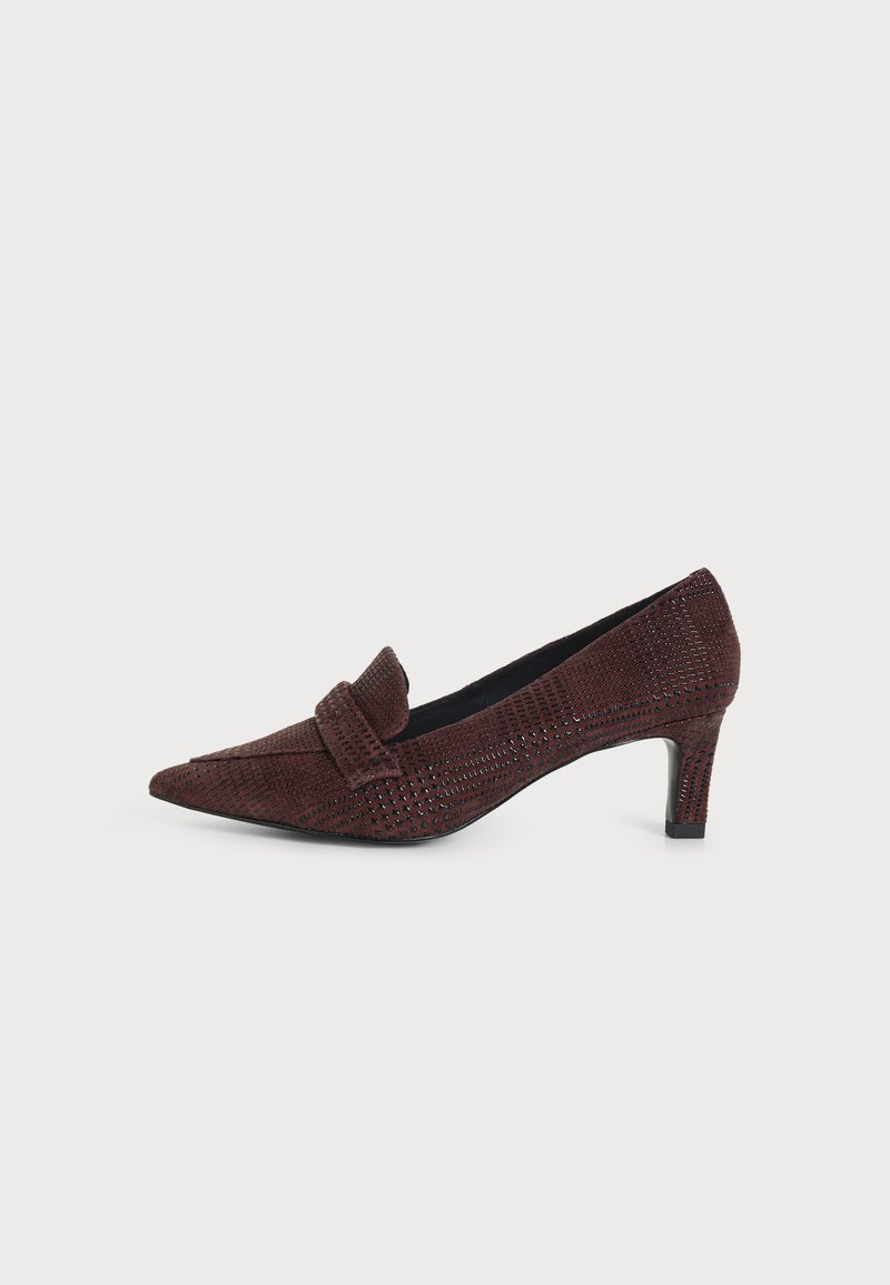 Chaussure rouge foncé texturée à bout pointu, talon moyen, petite bride sur le devant et talon fin.
