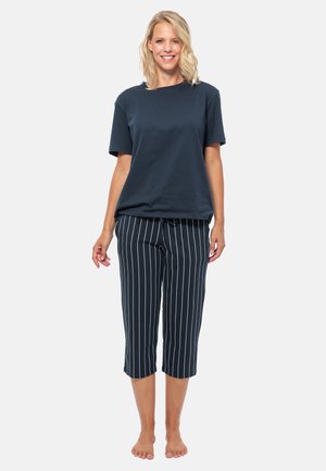 Marineblå bomulls t-shirt med korta ärmar, kombinerad med marinblå och vita randiga capribyxor. Byxorna har ett elastiskt midjeband.