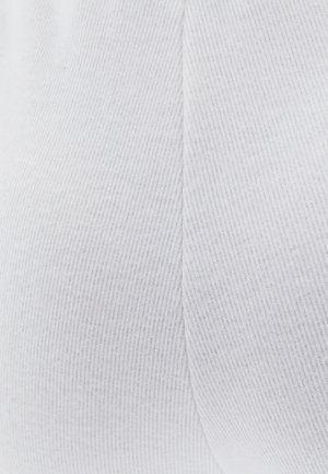 Wit geribbeld stof met een fijne textuur, voorzien van verticale lijnen. Het materiaal is zacht en rekbaar, geschikt voor aangesloten kleding.