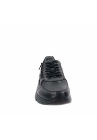Zwarte lederen sneaker met een ronde neus, een gestructureerde bovenkant, veters en een zijrits voor gemakkelijk aan- en uittrekken. Rubberen zool voor grip.