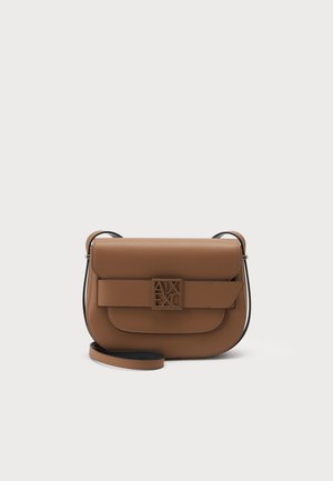 Sac bandoulière en cuir marron avec rabat avant et boucle carrée décorative avec logo, sangle réglable et texture lisse sur un fond neutre.