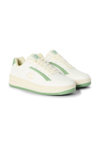 Zapatillas blancas con una textura suave, detalles en verde y punta redonda. Cuentan con un diseño de cordones y un logotipo en el lateral y la lengüeta.